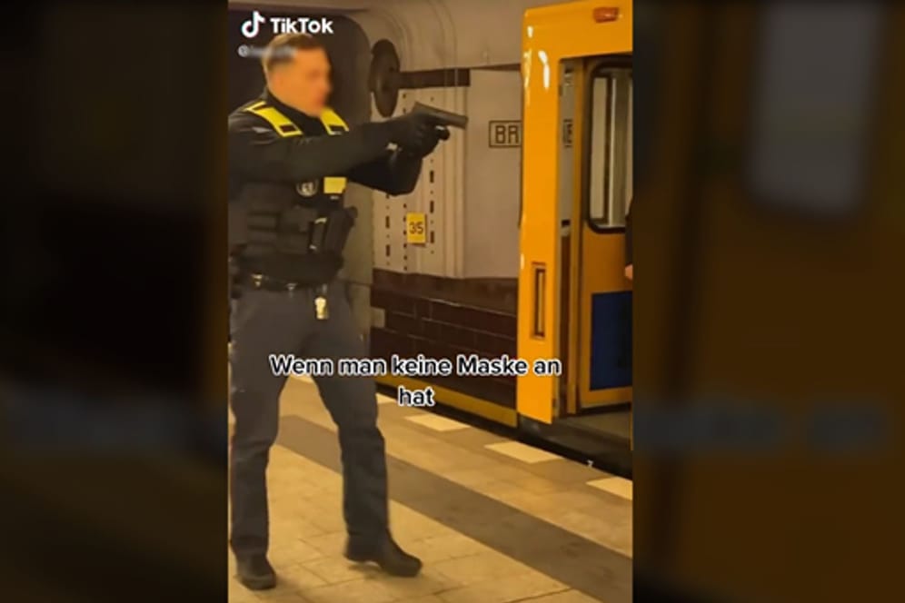Ein Polizist mit gezogener Waffe in einem U-Bahnhof in Berlin (Screenshot): Das Video wurde über 600.000 mal gesehen.
