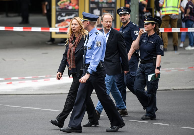 Polizeipräsidentin Barbara Slowik kommt nach einem Zwischenfall zum Einsatzort: Viele zeigte sich bestürzt über die Geschehnisse.