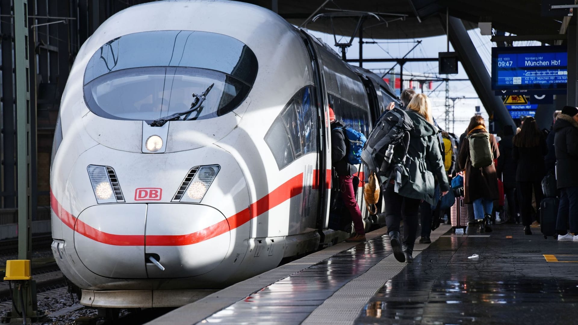 Ein ICE steht an einem Bahnhof: Zwischen Hannover und Emden kommt es im Fernverkehr zu Störungen. Ein ICE steht an einem Bahnhof: Zwischen Hannover und Emden kommt es im Fernverkehr zu Störungen.