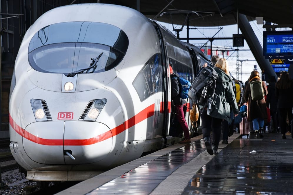 Ein ICE steht an einem Bahnhof: Zwischen Hannover und Emden kommt es im Fernverkehr zu Störungen.