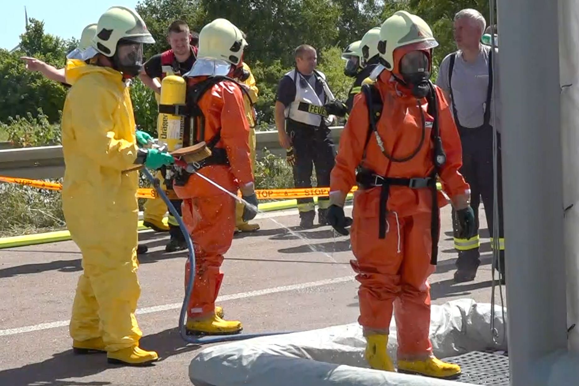Einsatzkräfte in Chemikalienschutzanzügen: 130 Einsatzkräfte waren vor Ort, um das Feuer zu bekämpfen.