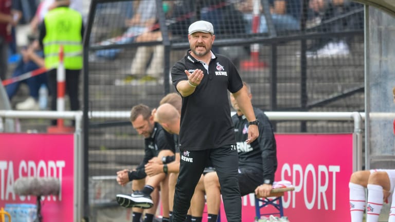 Steffen Baumgart, Trainer des 1. FC Köln am Spielfeldrand: Für die Saison 2022/23 hat der Verein große Pläne.