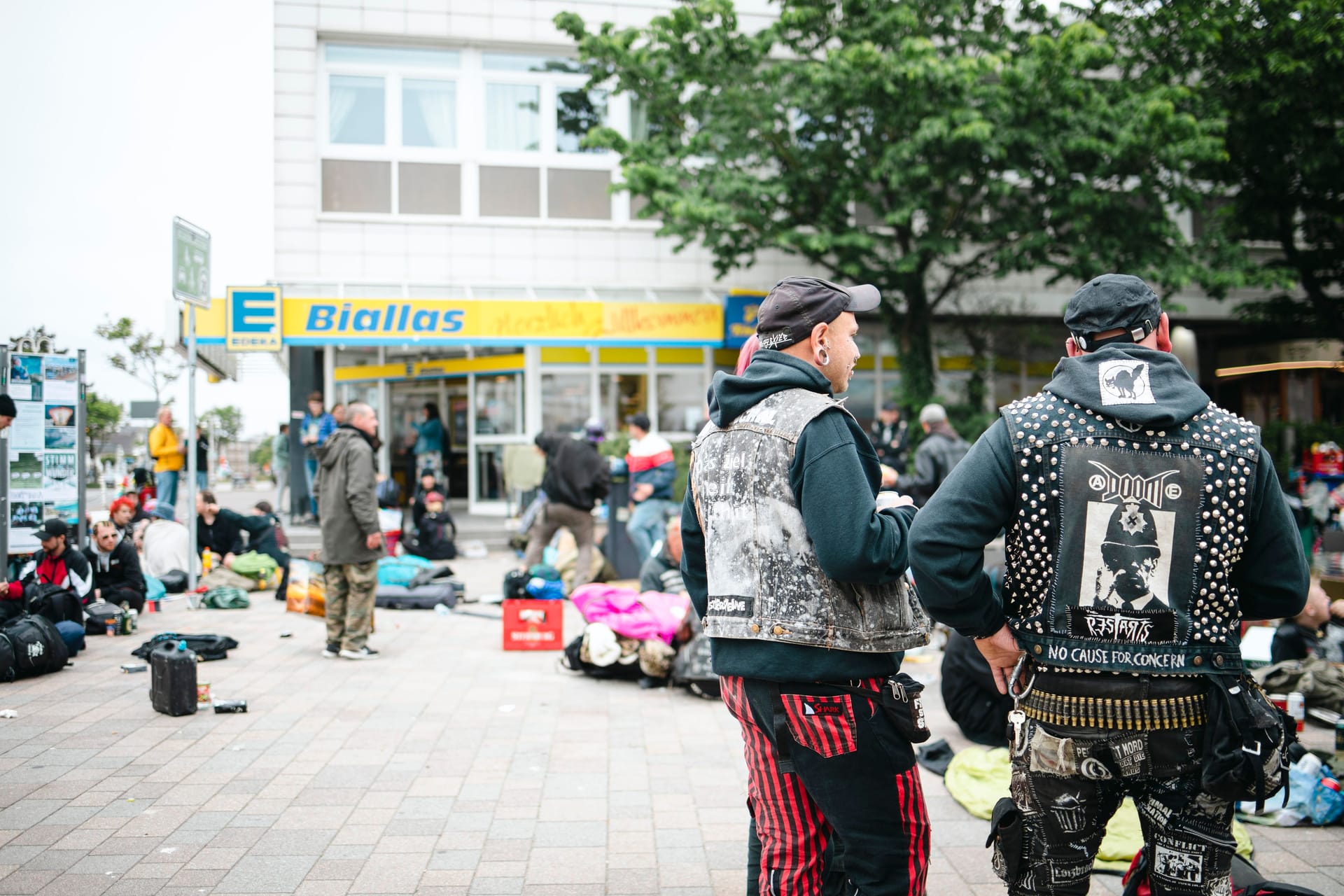 Kontrastprogramm auf Sylt: Zahlreiche Punks haben sich eingefunden – und bieten eine ungewohnte Attraktion.