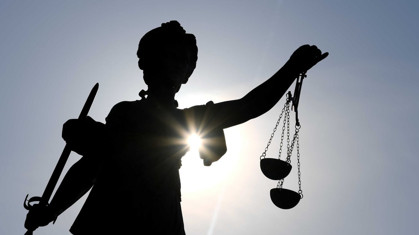 Eine Statue der Justitia (Symbolbild): Das Landgericht Nürnberg will am Montag das Urteil verkünden.