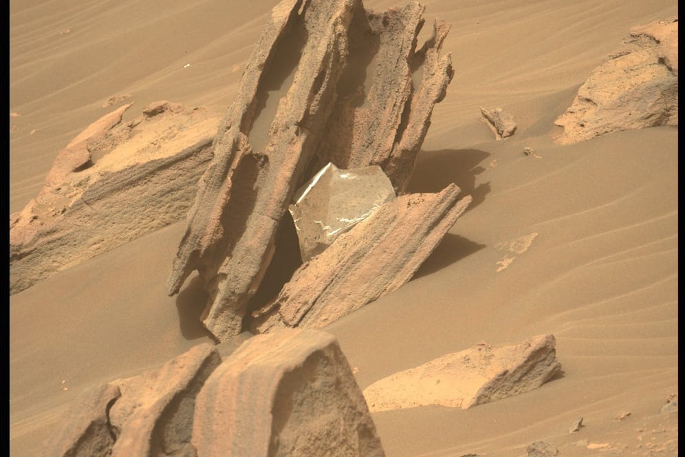 Folie auf dem Mars: Das Stück ist von einer Wärmedecke, in die "Perseverance" eingepackt war.