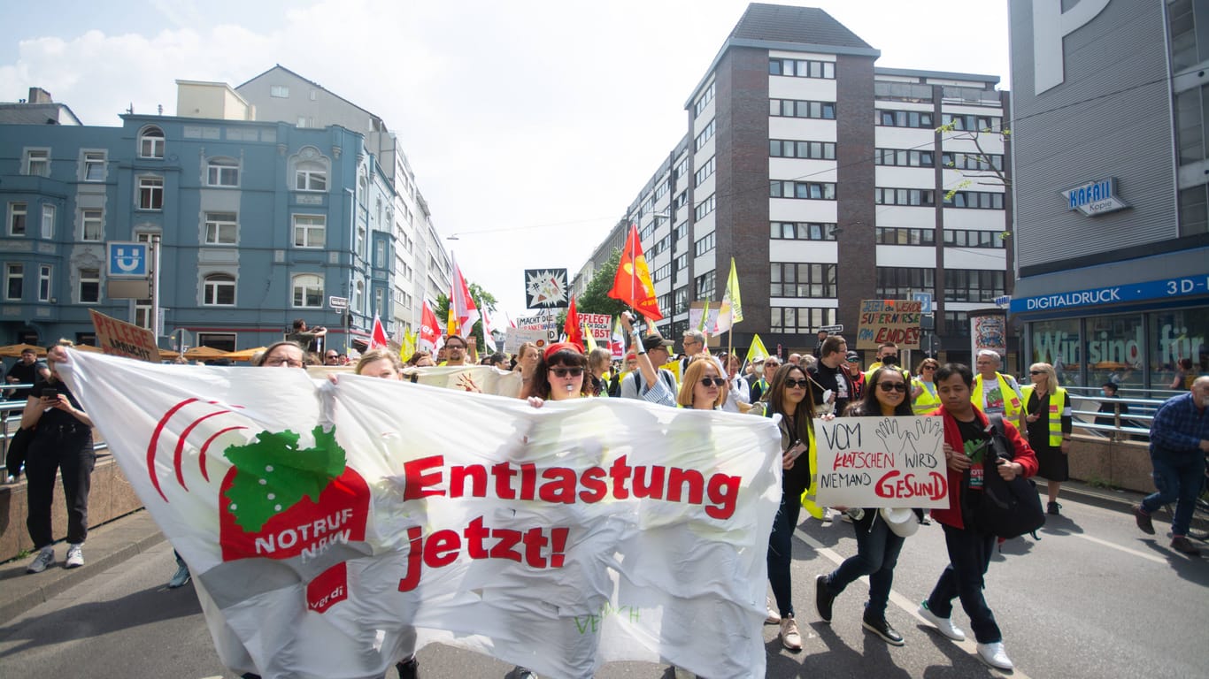 Großdemo in Düsseldorf (Archivbild): Die Streiks an den Unikliniken dauern seit Wochen an.