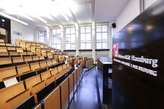 Blick in einen Hörsaal der Universität Hamburg (Symbolbild): Viele Studiengänge sind mit einem NC beschränkt.