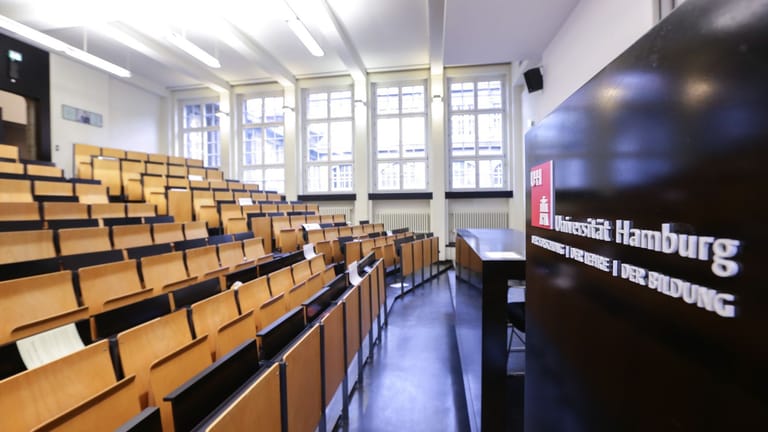 Blick in einen Hörsaal der Universität Hamburg (Symbolbild): Viele Studiengänge sind mit einem NC beschränkt.