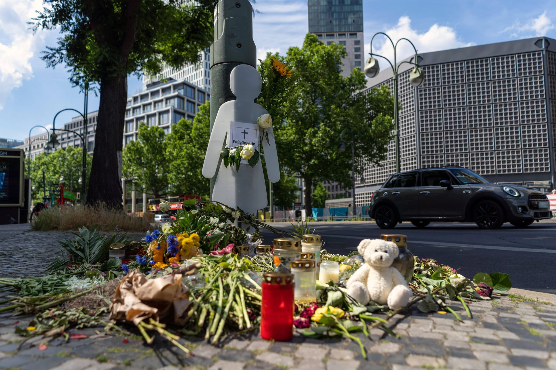 Blumen liegen nahe der Gedächtniskirche (Archivbild): Der Täter befindet sich in psychiatrischer Behandlung.