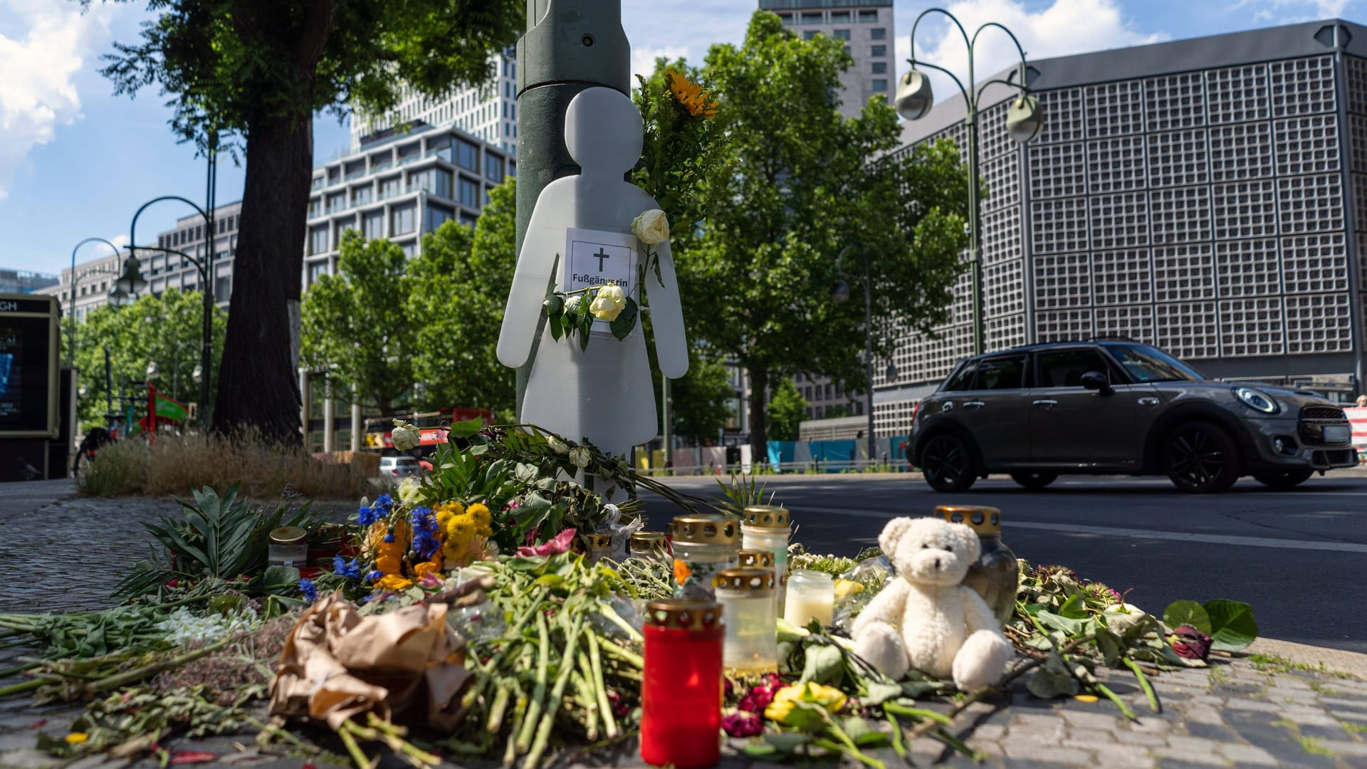 Blumen liegen nahe der Gedächtniskirche (Archivbild): Der Täter befindet sich in psychiatrischer Behandlung.