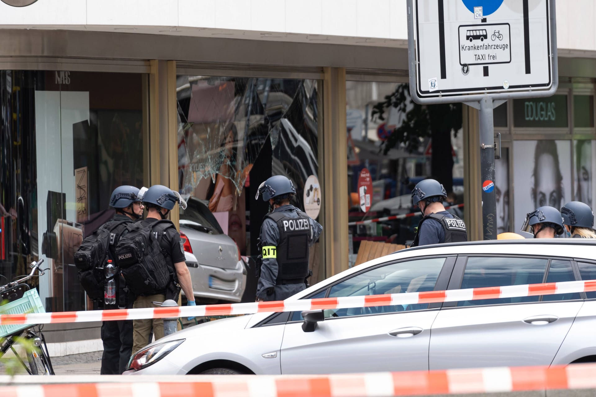 Großeinsatz in Berlin: Die Todesfahrt endete in einer Parfümerie.