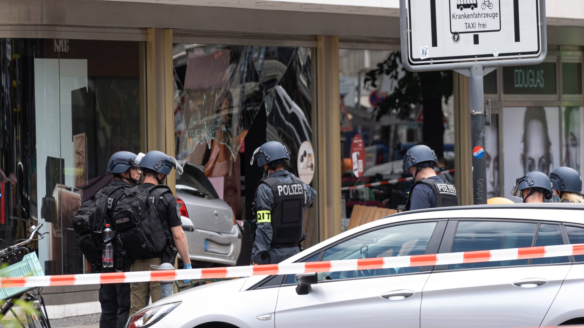 Großeinsatz in Berlin: Die Todesfahrt endete in einer Parfümerie.