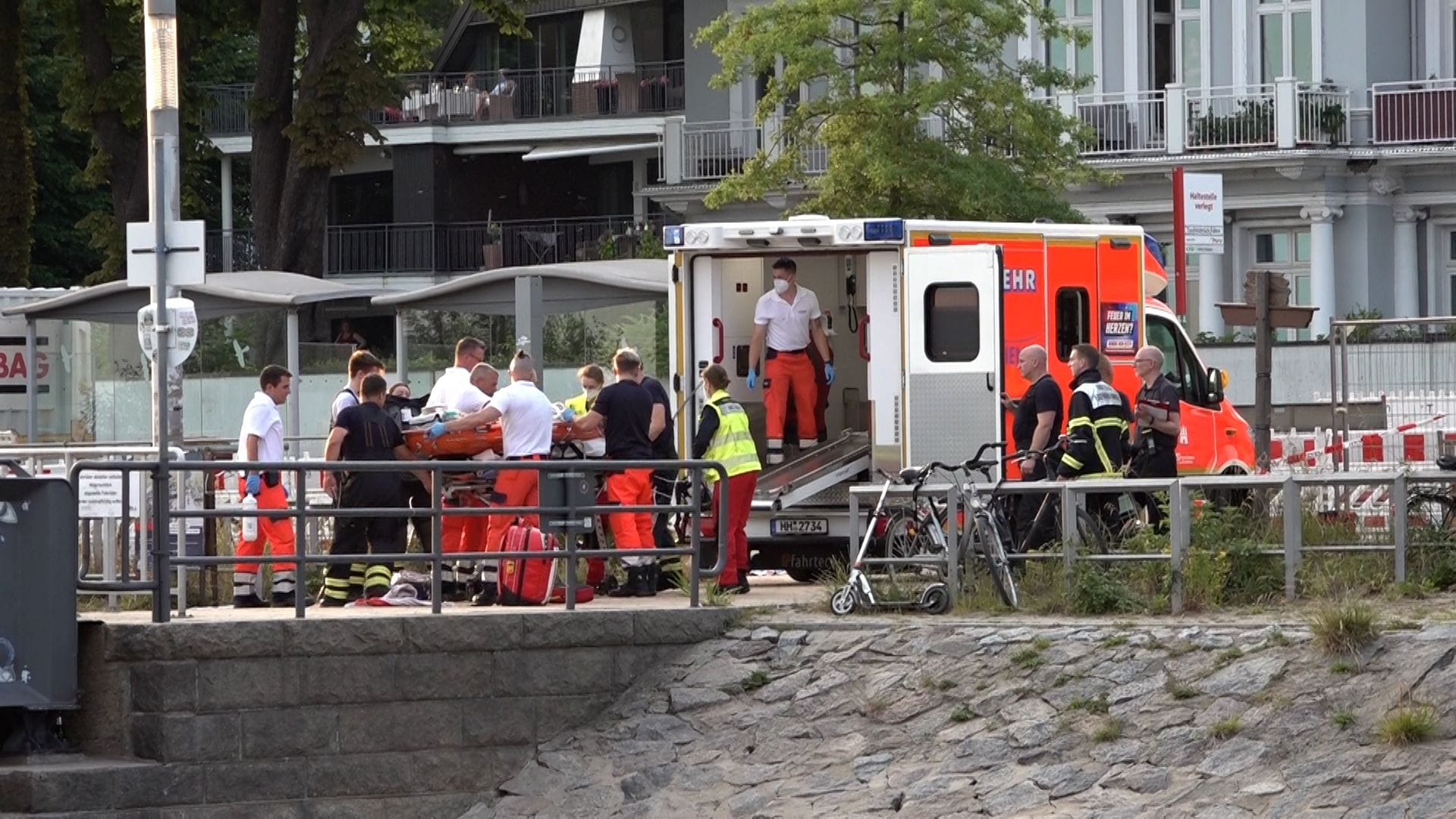 Rettungskräfte beim Einsatz an der Elbe: In Hamburg ist ein 13-Jähriger in Folge eines Badeunfalls gestorben. Rettungskräfte beim Einsatz an der Elbe: In Hamburg ist ein 13-Jähriger in Folge eines Badeunfalls gestorben.