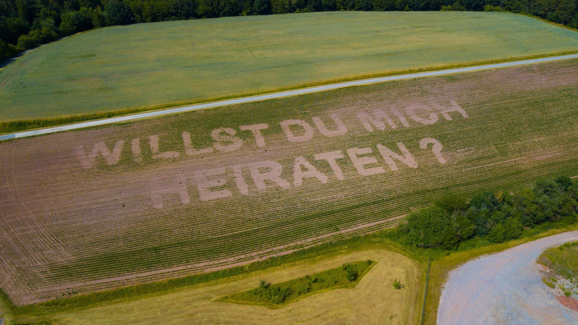 Ein Feuerwehrmann aus Mittelfranken hat sich für einen Heiratsantrag etwas ganz Besonderes einfallen lassen. Ein Feuerwehrmann aus Mittelfranken hat sich für einen Heiratsantrag etwas ganz Besonderes einfallen lassen.