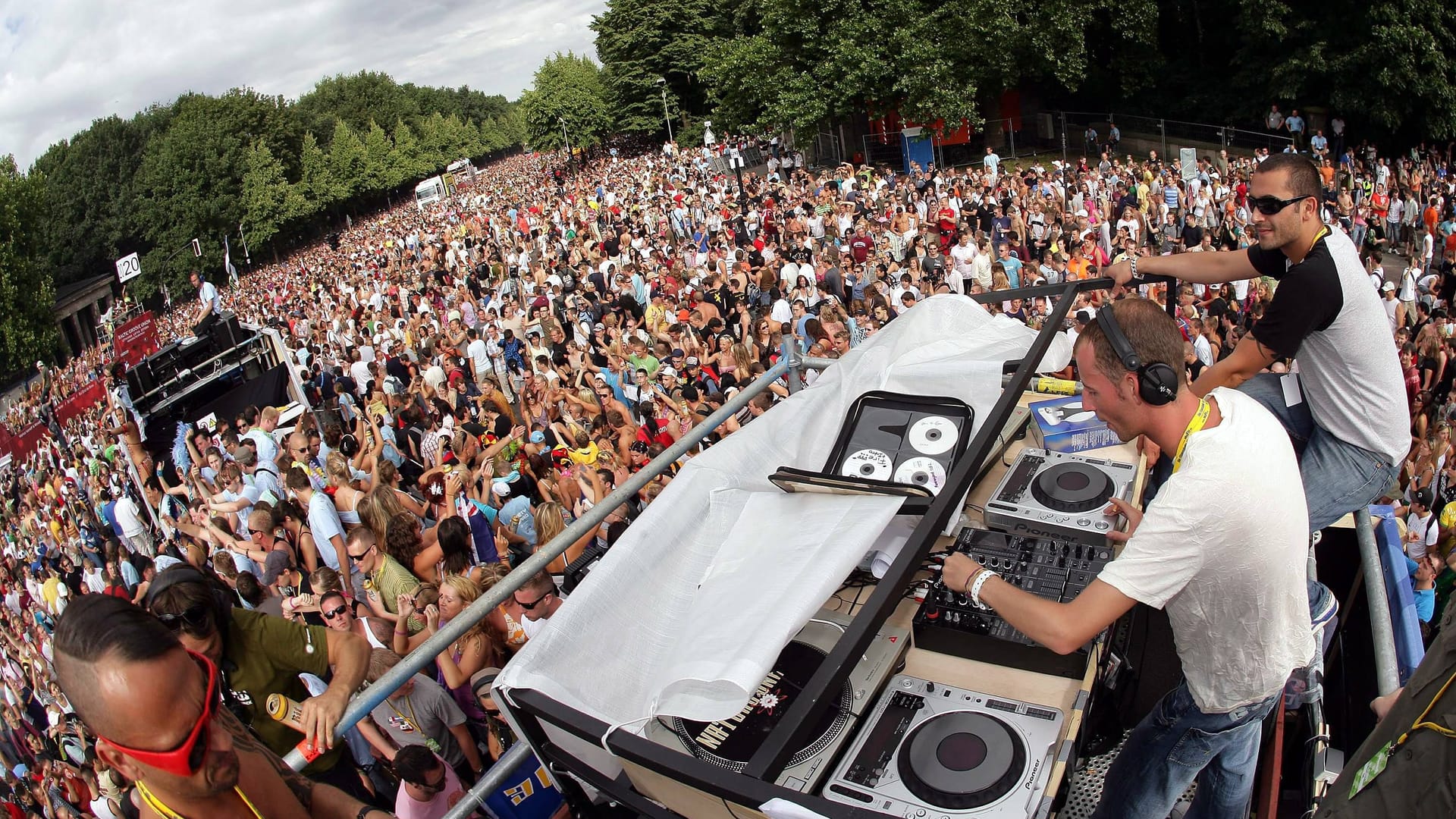 Partystimmung bei der Loveparade 2006 (Archiv): In den Jahren danach fand die Techno-Veranstaltung im Ruhrgebiet statt.