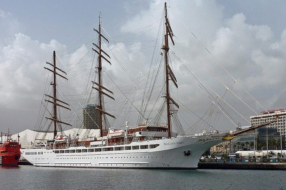 Der Dreimaster "Sea Cloud Spirit" liegt in einem Hafen (Archivbild): Fast 140 Passagiere können auf ihr unterkommen.
