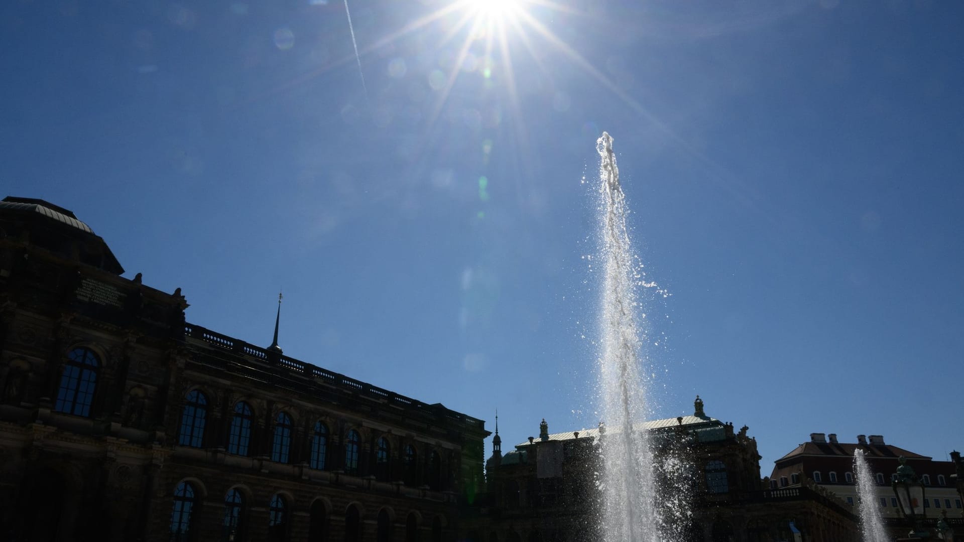 Die Sonne scheint am Himmel über dem Zwinger. (Archivbild)