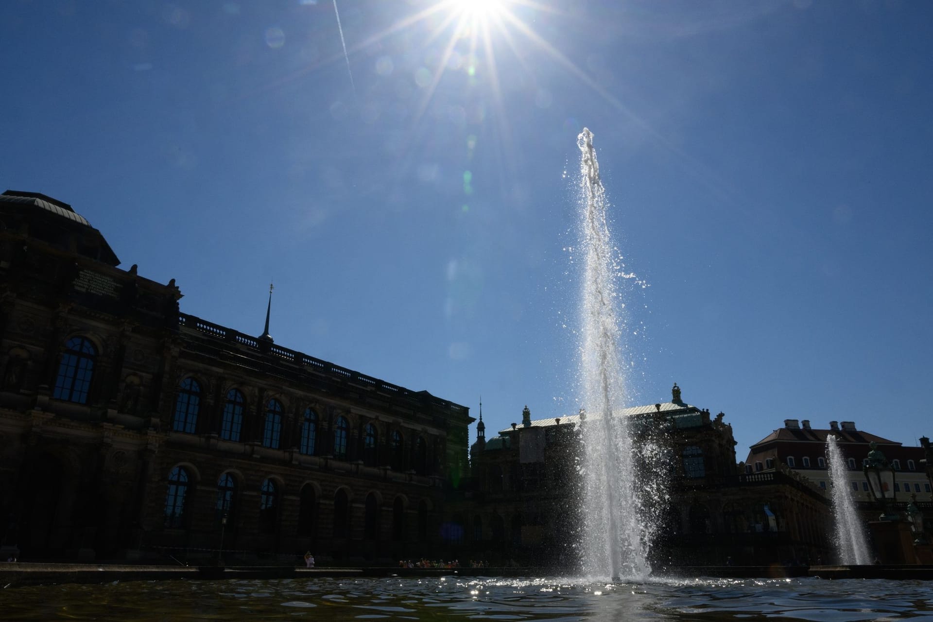 Die Sonne scheint am Himmel über dem Zwinger. (Archivbild)