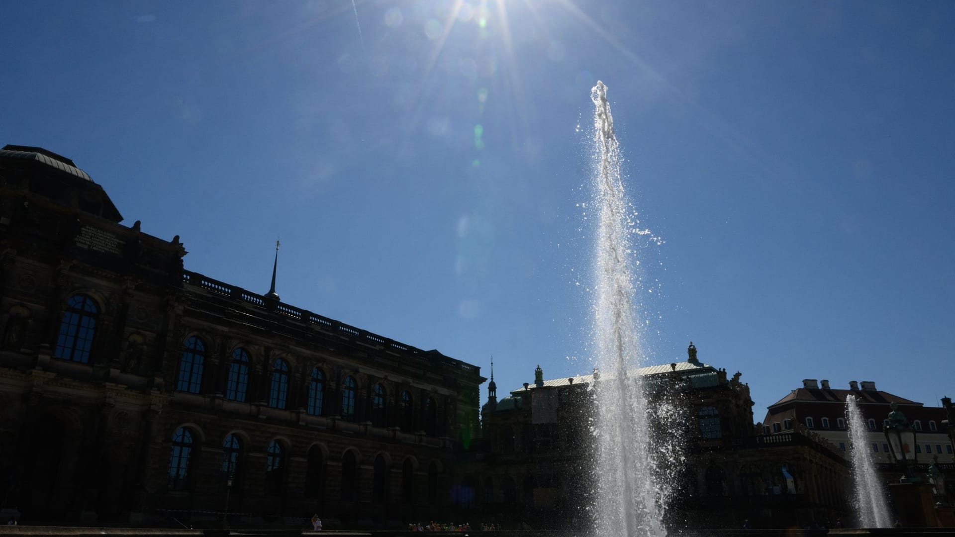 Die Sonne scheint am Himmel über dem Zwinger. (Archivbild)