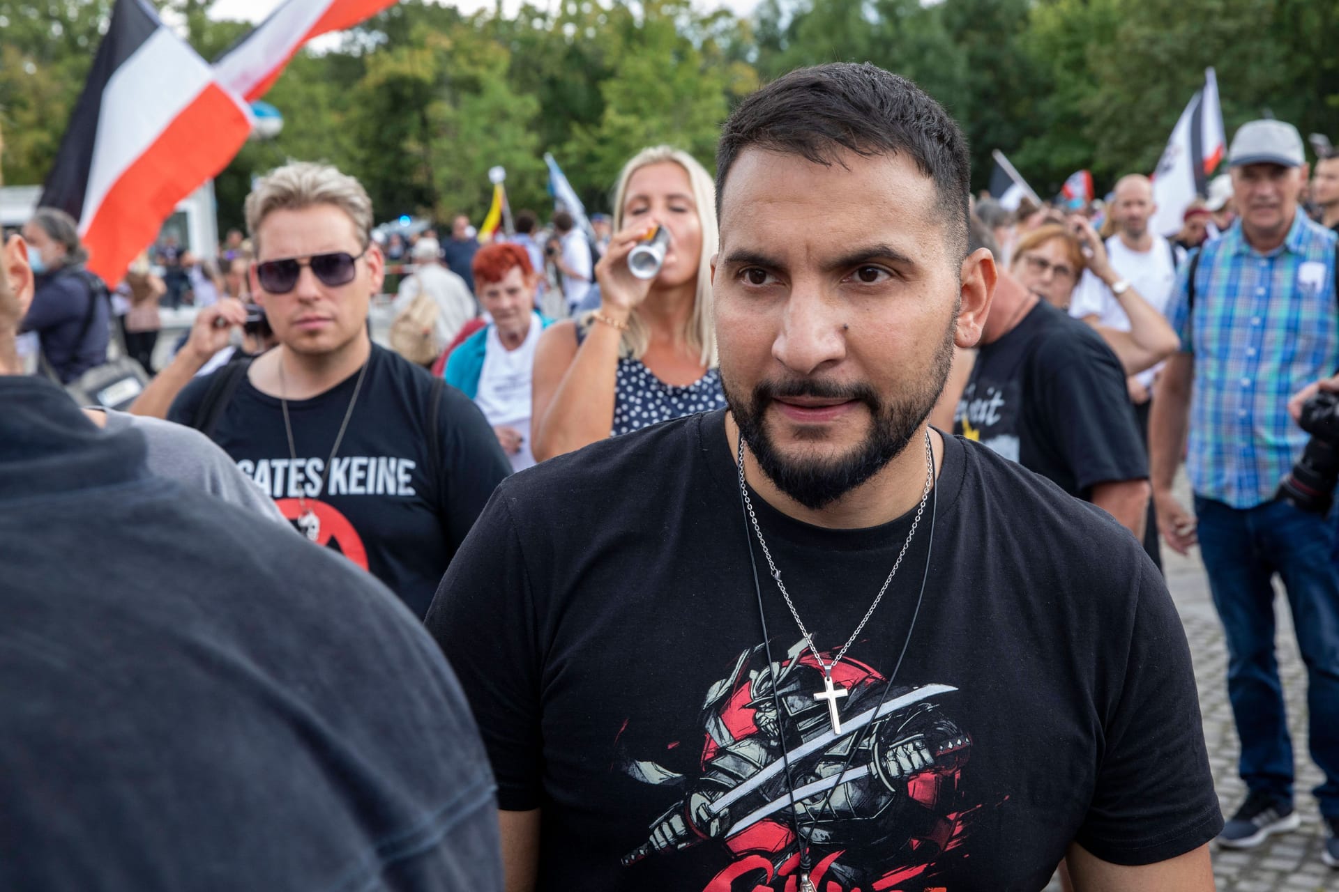 Attila Hildmann bei einer Kundgebung (Archivfoto): Gegen einen Vertrauten des Verschwörungstheoretikers ermittelt die Staatsanwaltschaft.