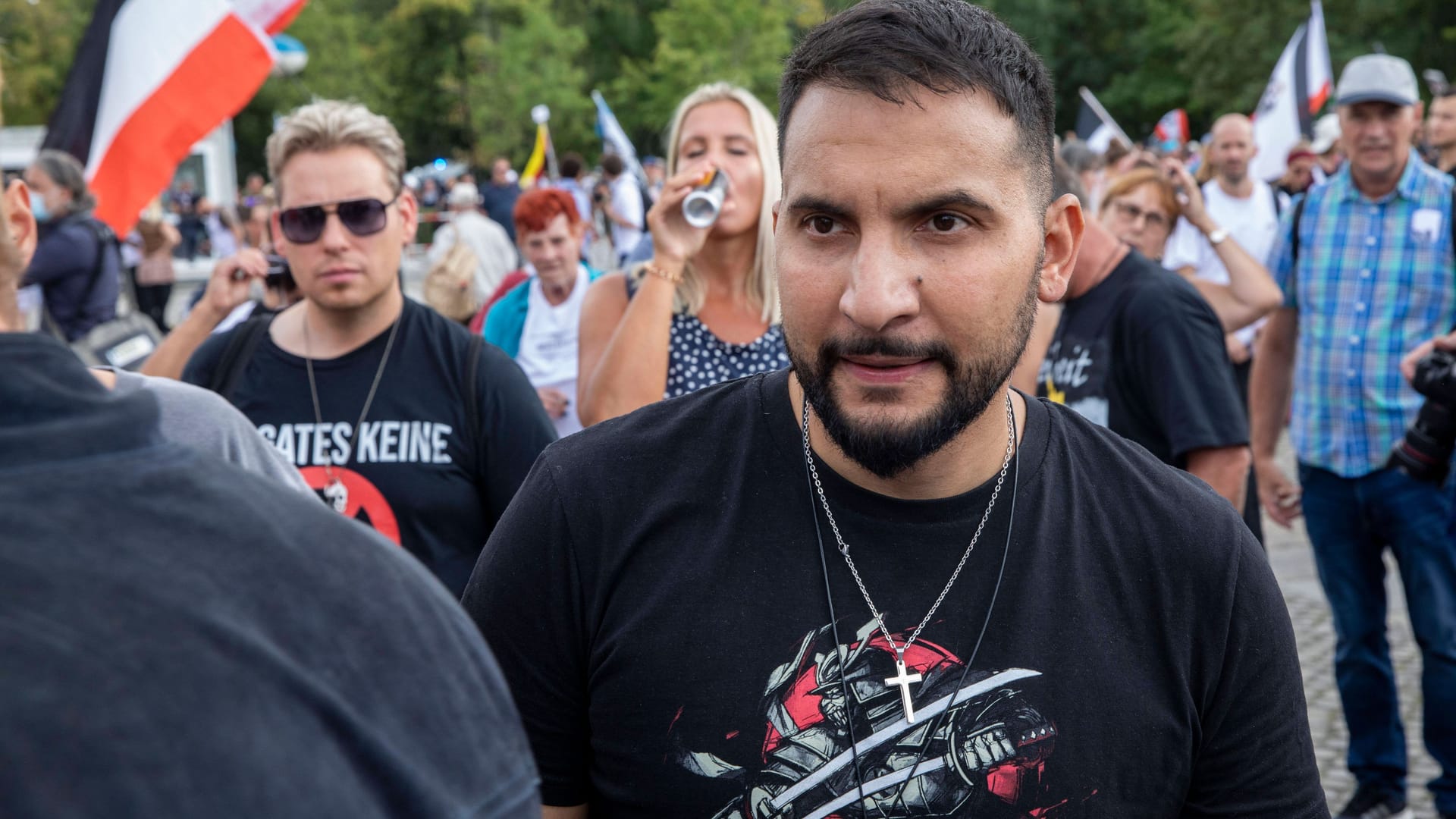 Attila Hildmann bei einer Kundgebung (Archivfoto): Gegen einen Vertrauten des Verschwörungstheoretikers ermittelt die Staatsanwaltschaft.