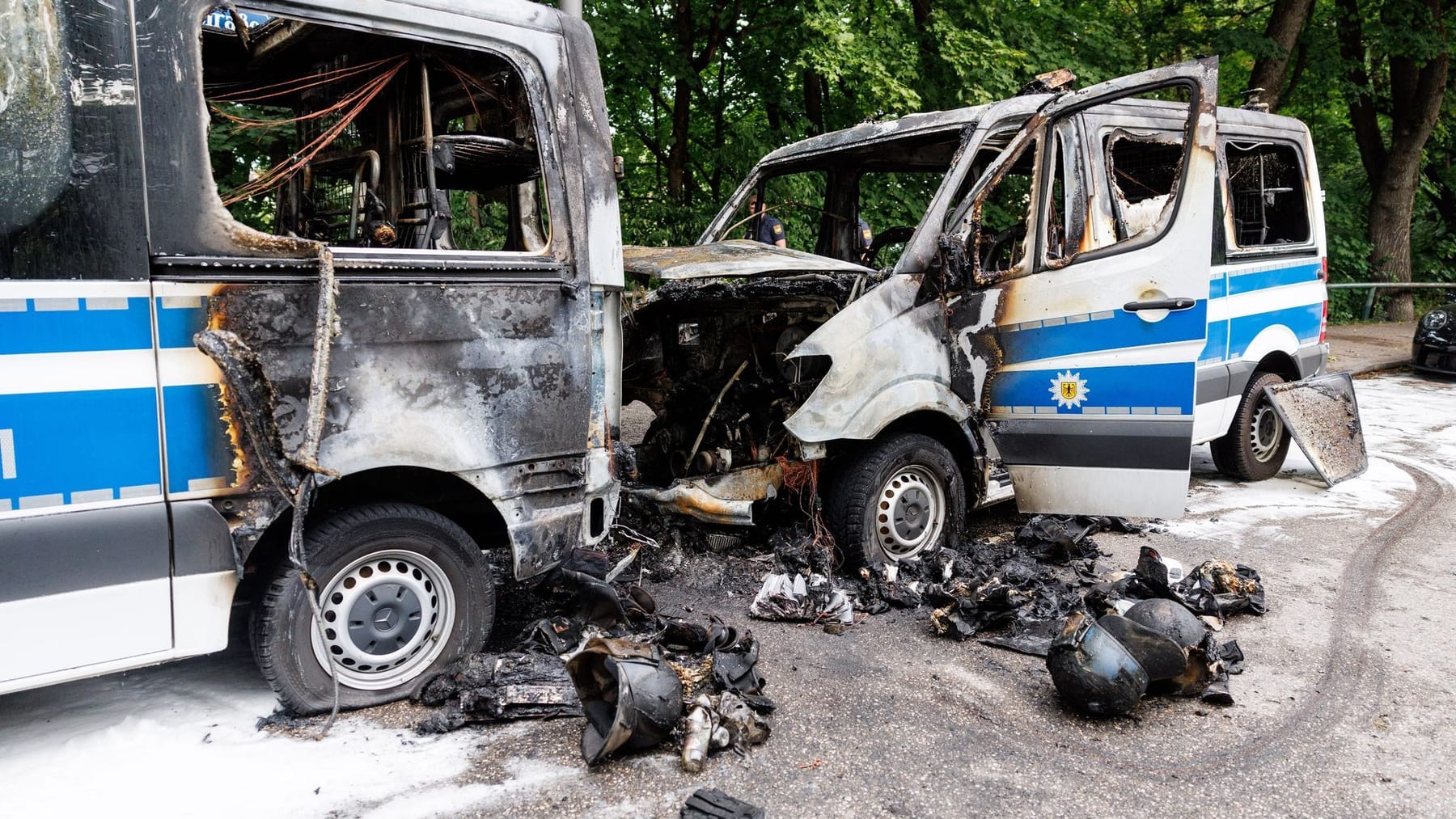 Arson attack on G7 police buses in front of hotel