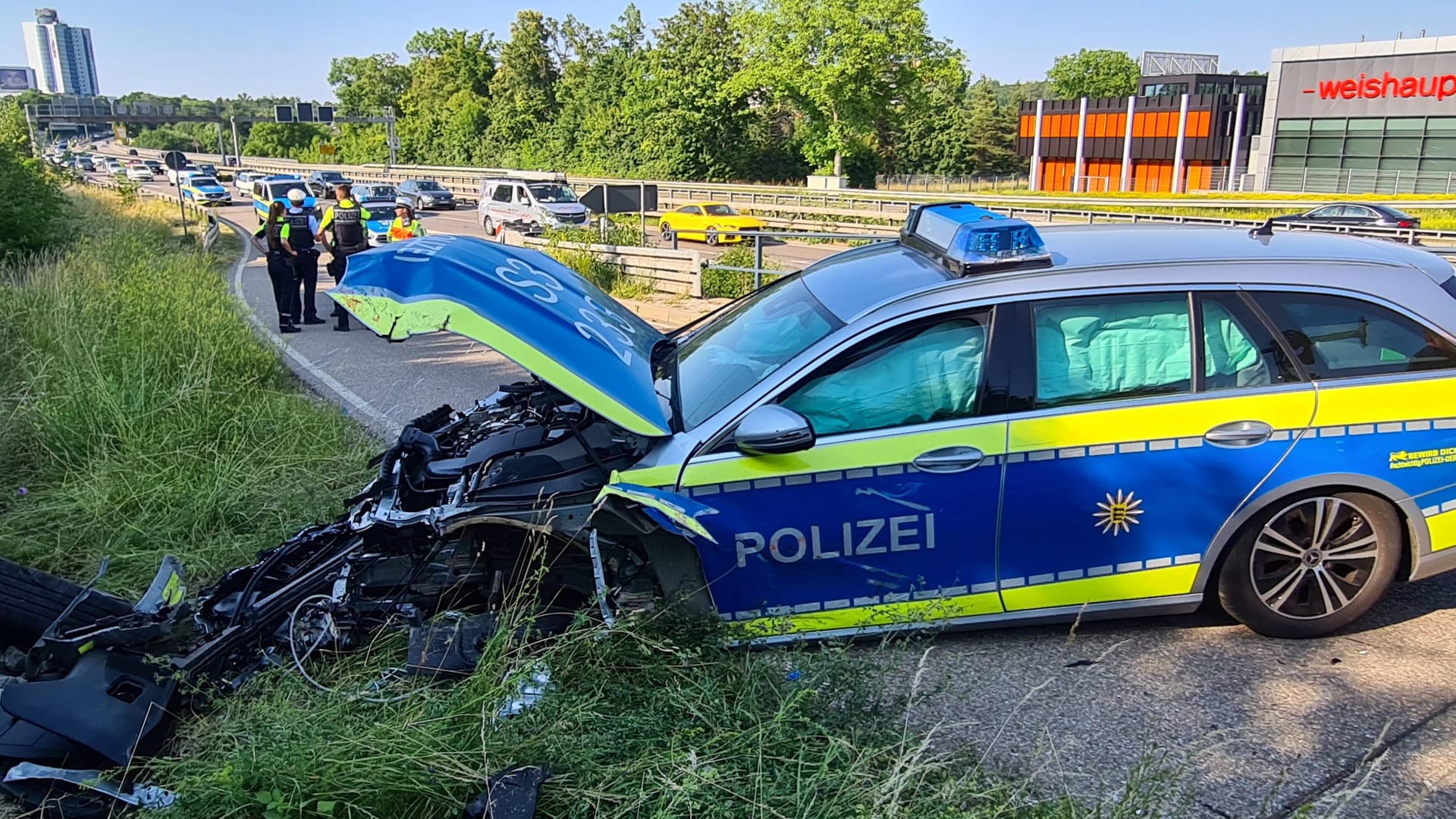 Stark beschädigter Streifenwagen der Polizei Stuttgart: Bei dem Unfall wurden zwei Polizeibeamte schwer und eine Auszubildende leicht verletzt. Stark beschädigter Streifenwagen der Polizei Stuttgart: Bei dem Unfall wurden zwei Polizeibeamte schwer und eine Auszubildende leicht verletzt.