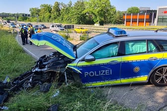 Stark beschädigter Streifenwagen der Polizei Stuttgart: Bei dem Unfall wurden zwei Polizeibeamte schwer und eine Auszubildende leicht verletzt.