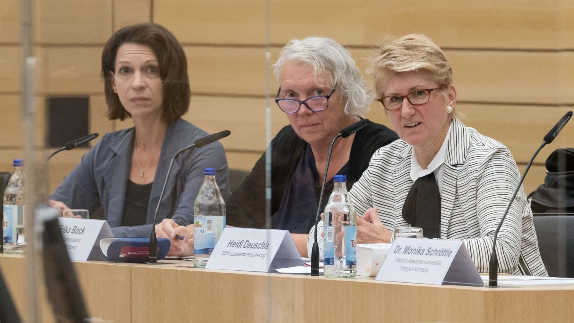 Heidi Deuschle (r-l), Erika Bock, und Nathalie Oberthür