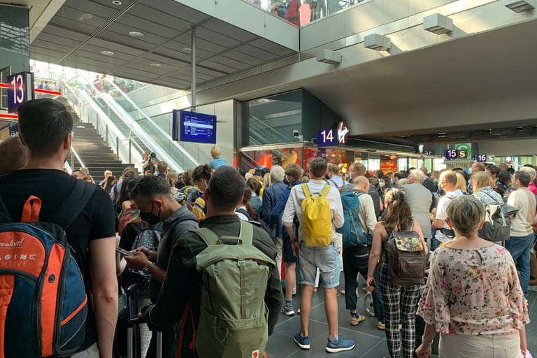 Dutzende Menschen warten am Berliner Hauptbahnhof, um überhaupt aufs Bahngleis zu gelangen.