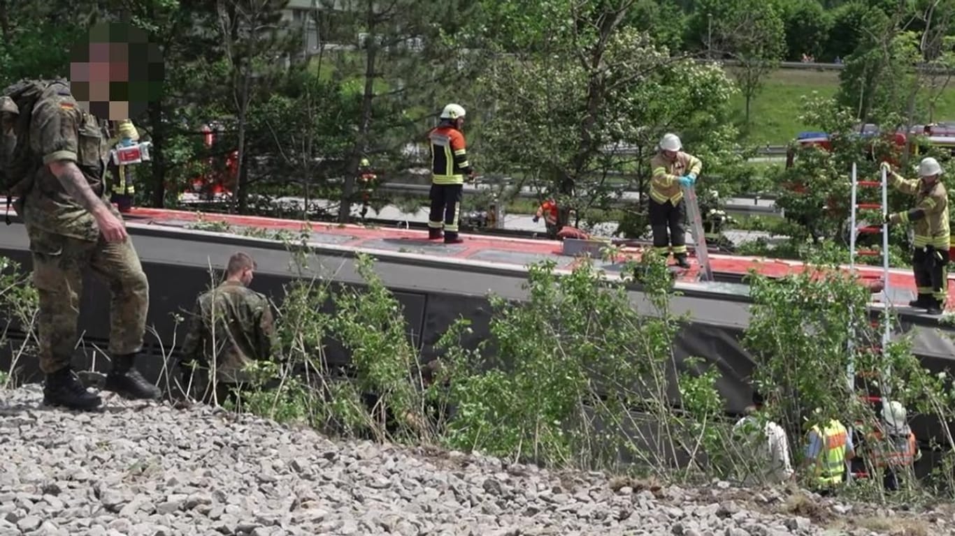 Soldaten und Einsatzkräfte am Unglücksort: Sie öffneten die Fenster für die Feuerwehr.