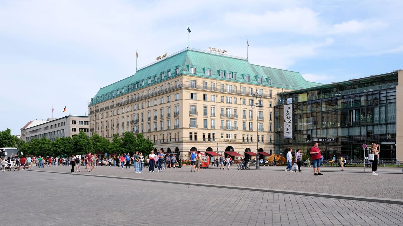 Hotel Adlon in Berlin (Archivfoto): Wie geht es mit dem Luxushotel weiter?