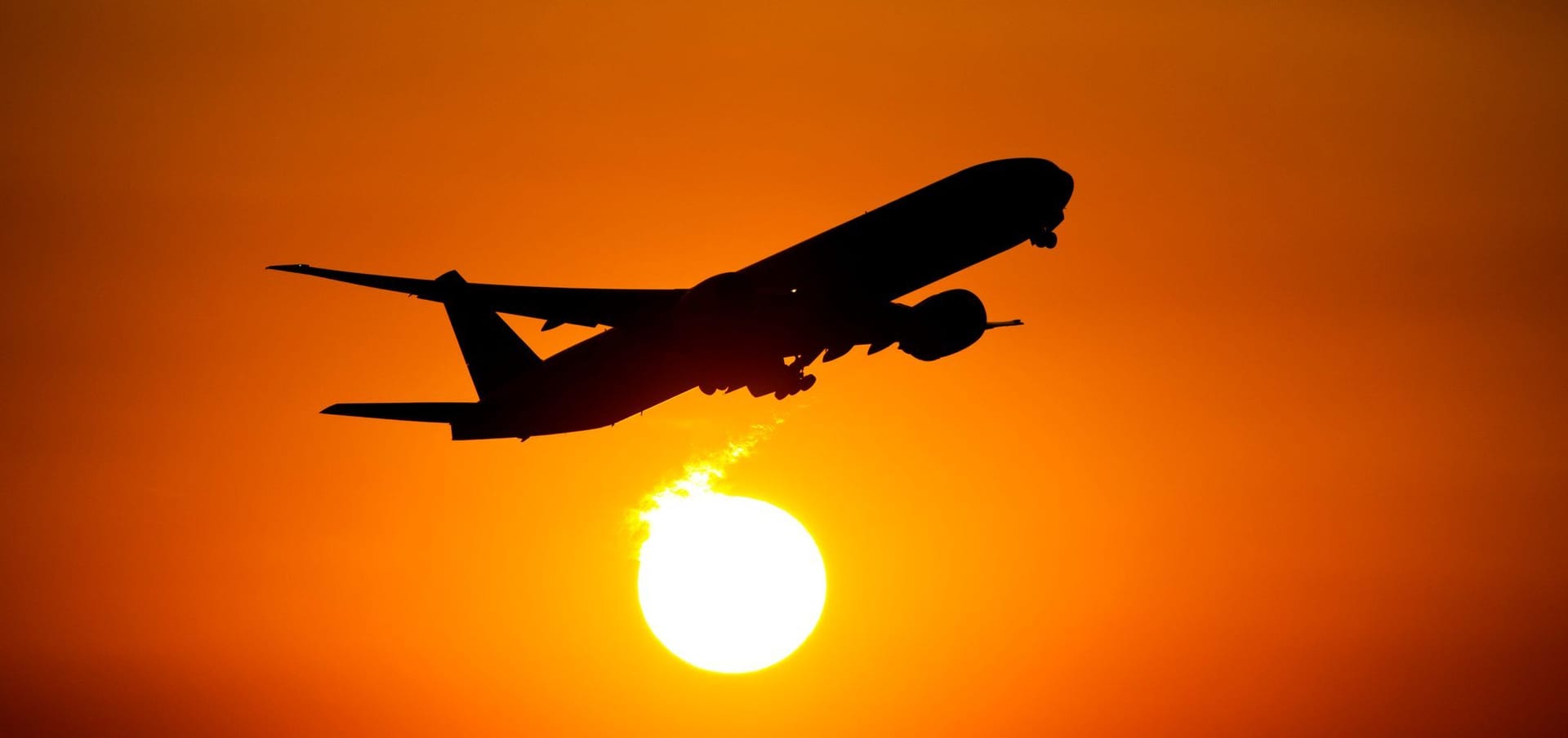 Flugzeug im Sonnenuntergang