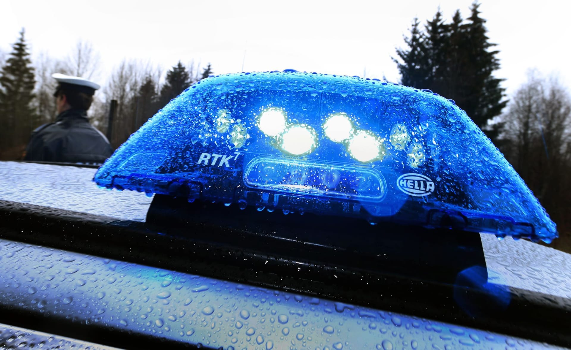 Ein Blaulicht leuchtet auf dem Dach eines Streifenwagens