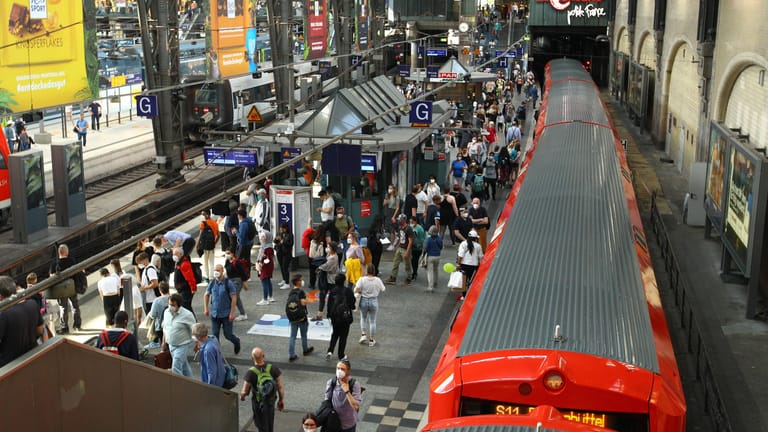 Eine S-Bahn hält am Hamburger Hauptbahnhof (Symbolbild): Hier ist am Dienstagnachmittag eine Maskenkontrolle eskaliert.