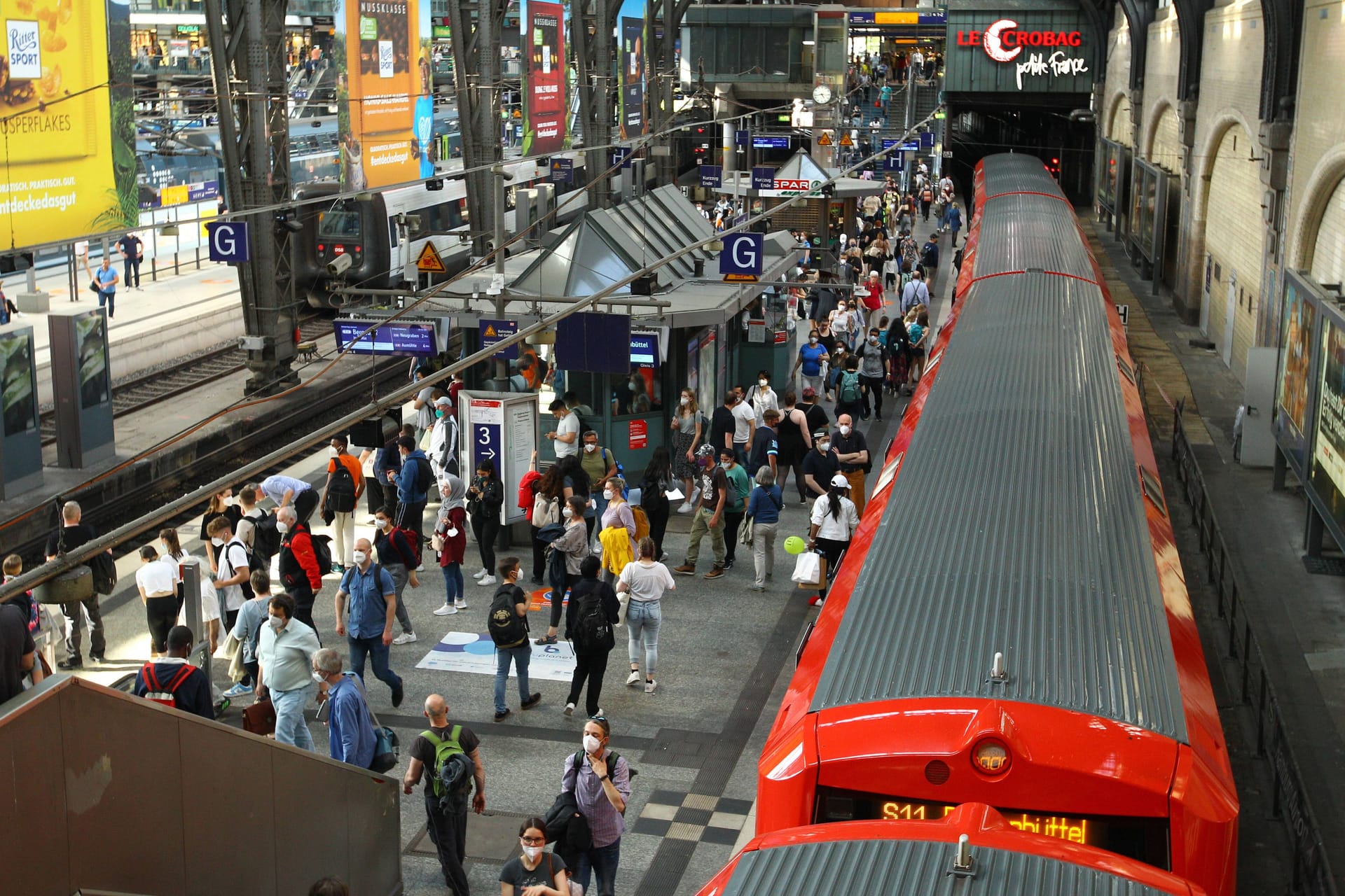 Eine S-Bahn hält am Hamburger Hauptbahnhof (Symbolbild): Hier ist am Dienstagnachmittag eine Maskenkontrolle eskaliert.