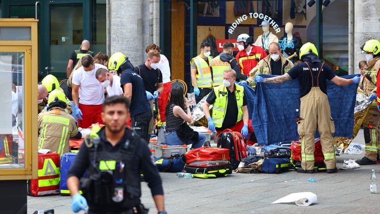 Rettungskräfte versorgen Verletzte in Berlin: Ein MEnsch starb.