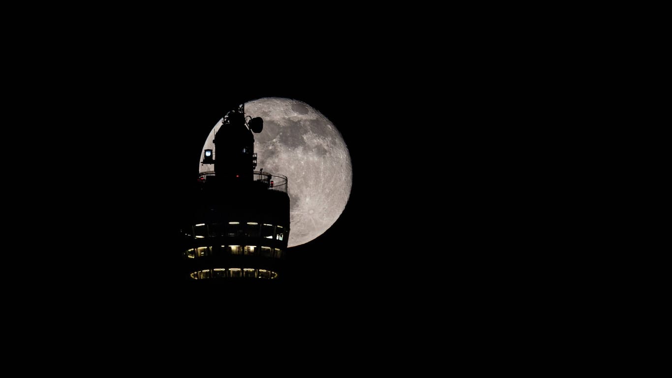 Der Mond wird verdeckt vom Stuttgarter Fernsehturm: An diesem Dienstag wird der Mond als Supermond und Erdbeermond zu sehen sein.
