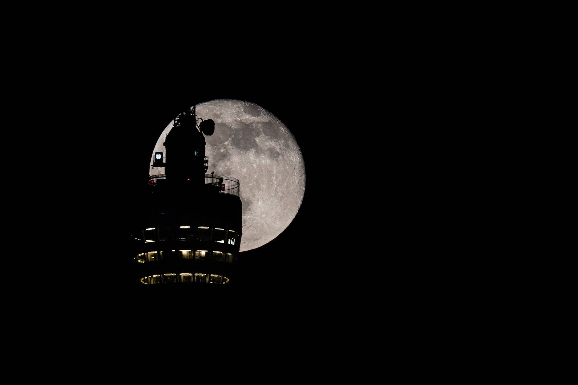 Der Mond wird verdeckt vom Stuttgarter Fernsehturm: An diesem Dienstag wird der Mond als Supermond und Erdbeermond zu sehen sein.