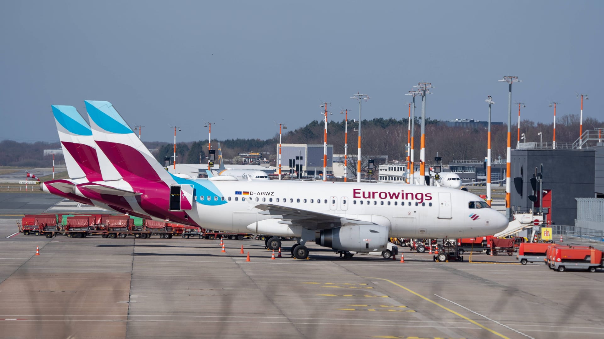 Flugzeuge stehen am Flughafen Hamburg (Archivbild): Es wird in diesem Jahr mit rund 11 Millionen Passagieren gerechnet. Flugzeuge stehen am Flughafen Hamburg (Archivbild): Es wird in diesem Jahr mit rund 11 Millionen Passagieren gerechnet.