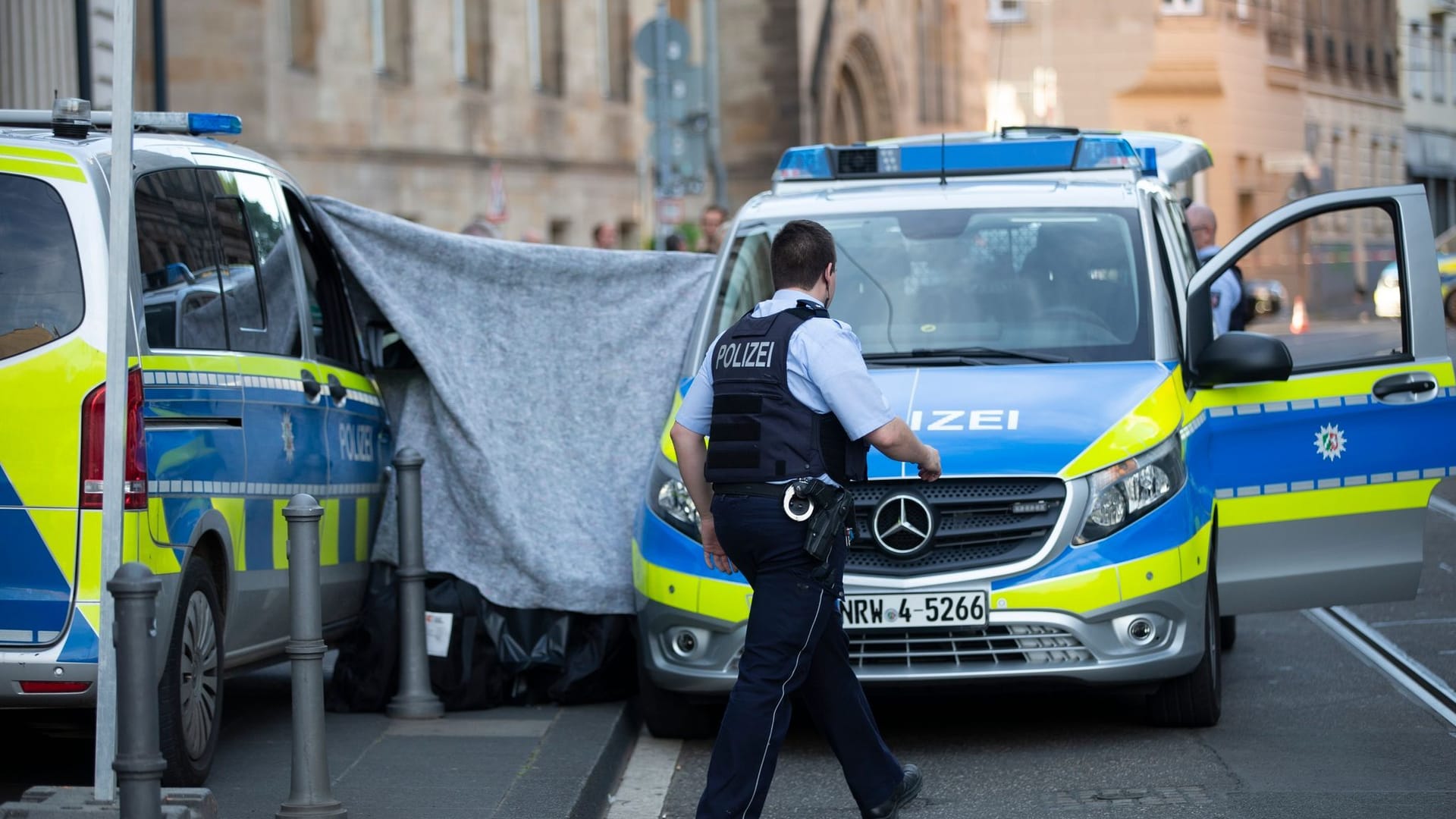 Polizei im Einsatz in Bonn (Symbolbild): Ein 42-Jähriger soll bedroht worden sein.