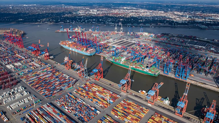 Das Luftbild zeigt zahlreiche Container auf dem HHLA-Container-Terminal Burchardkai und dem Containerterminal Eurogate im Hamburger Hafen.