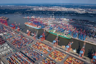 Das Luftbild zeigt zahlreiche Container auf dem HHLA-Container-Terminal Burchardkai und dem Containerterminal Eurogate im Hamburger Hafen.