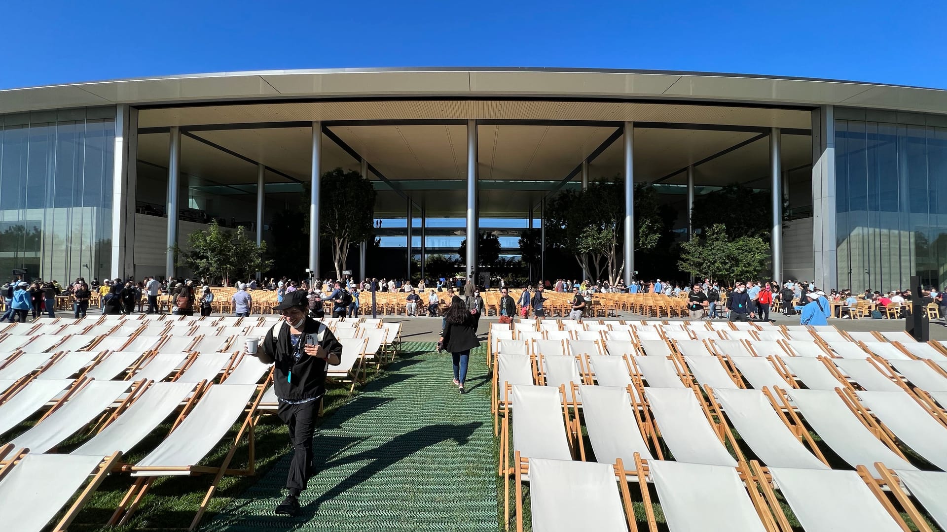 Hier der Blick von weiter vorn hinein in das Apple-Gebäude mit den geöffneten Fensterfronten.