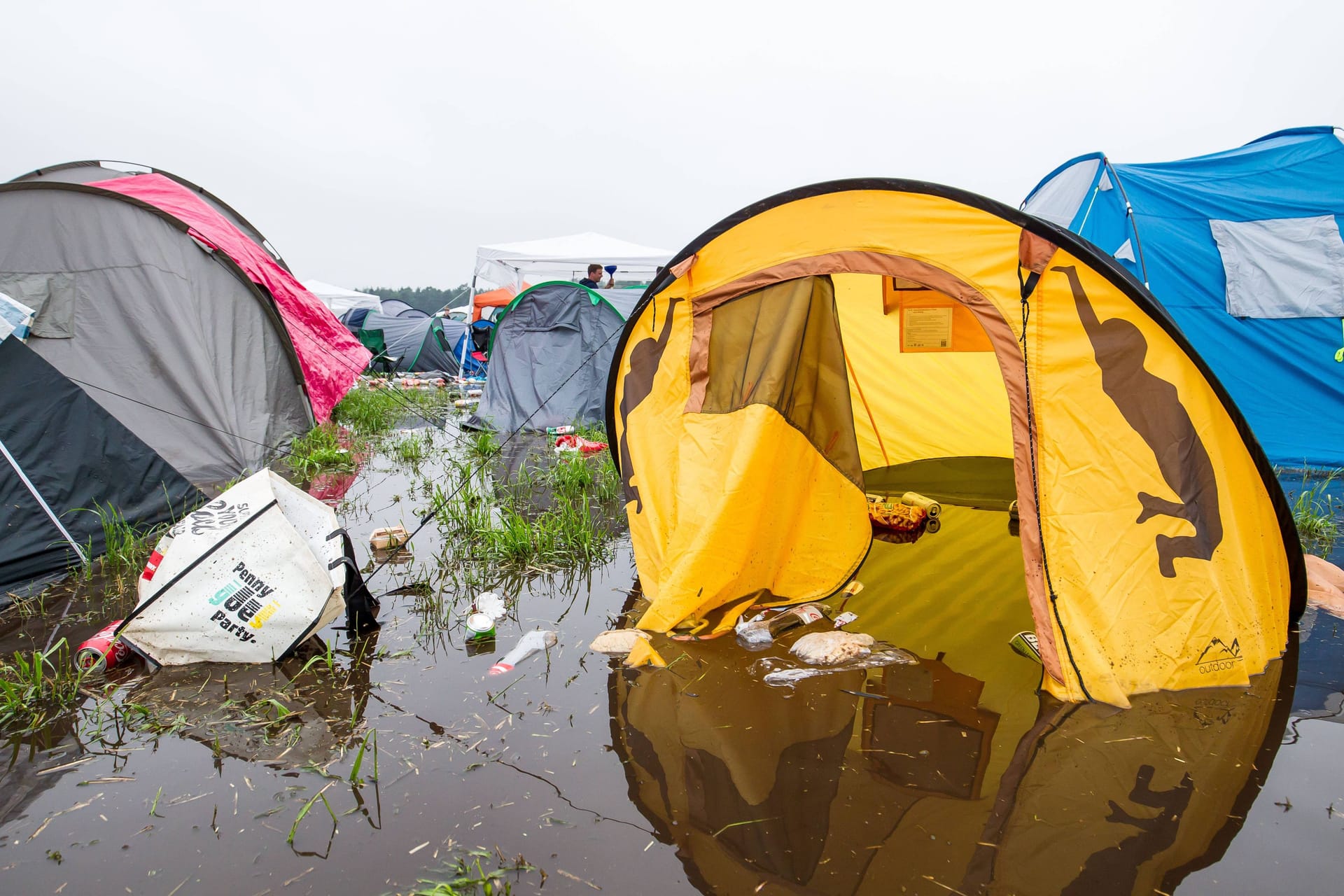 Zelte auf dem "Hurricane"-Festival (Archivfoto): Viele Festivalgänger übernachten dort in Zelten – das endet nicht immer gut.