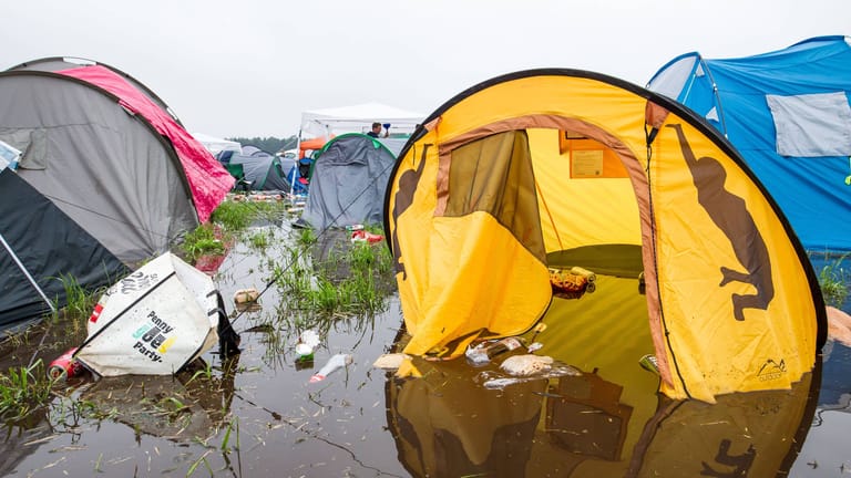 Zelte auf dem "Hurricane"-Festival (Archivfoto): Viele Festivalgänger übernachten dort in Zelten – das endet nicht immer gut.