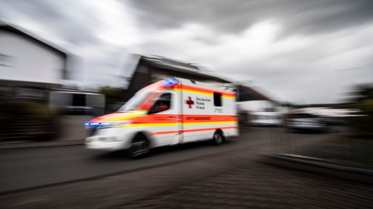 Ein Rettungswagen fährt über die Straße
