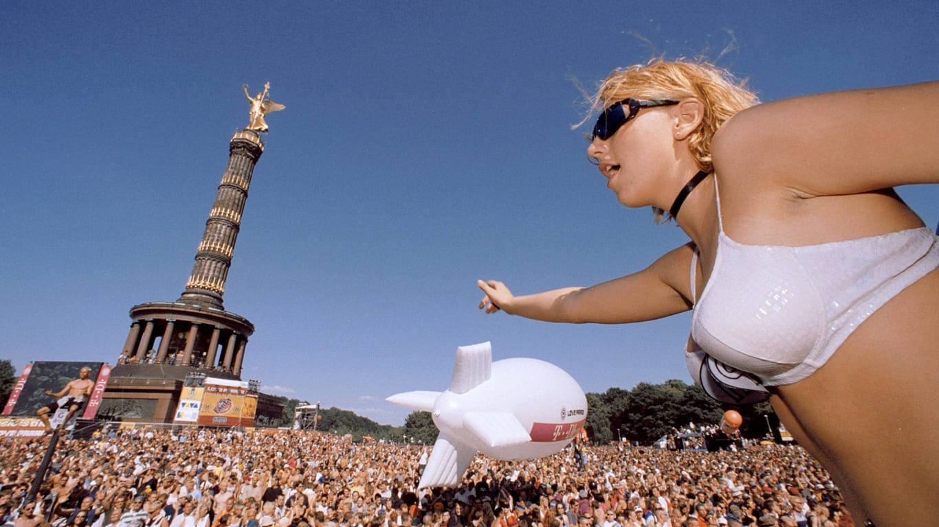 Feiernde Menschenmassen an der Siegessäule in Berlin: Bis 2006 fand die Loveparade in der Hauptstadt statt.