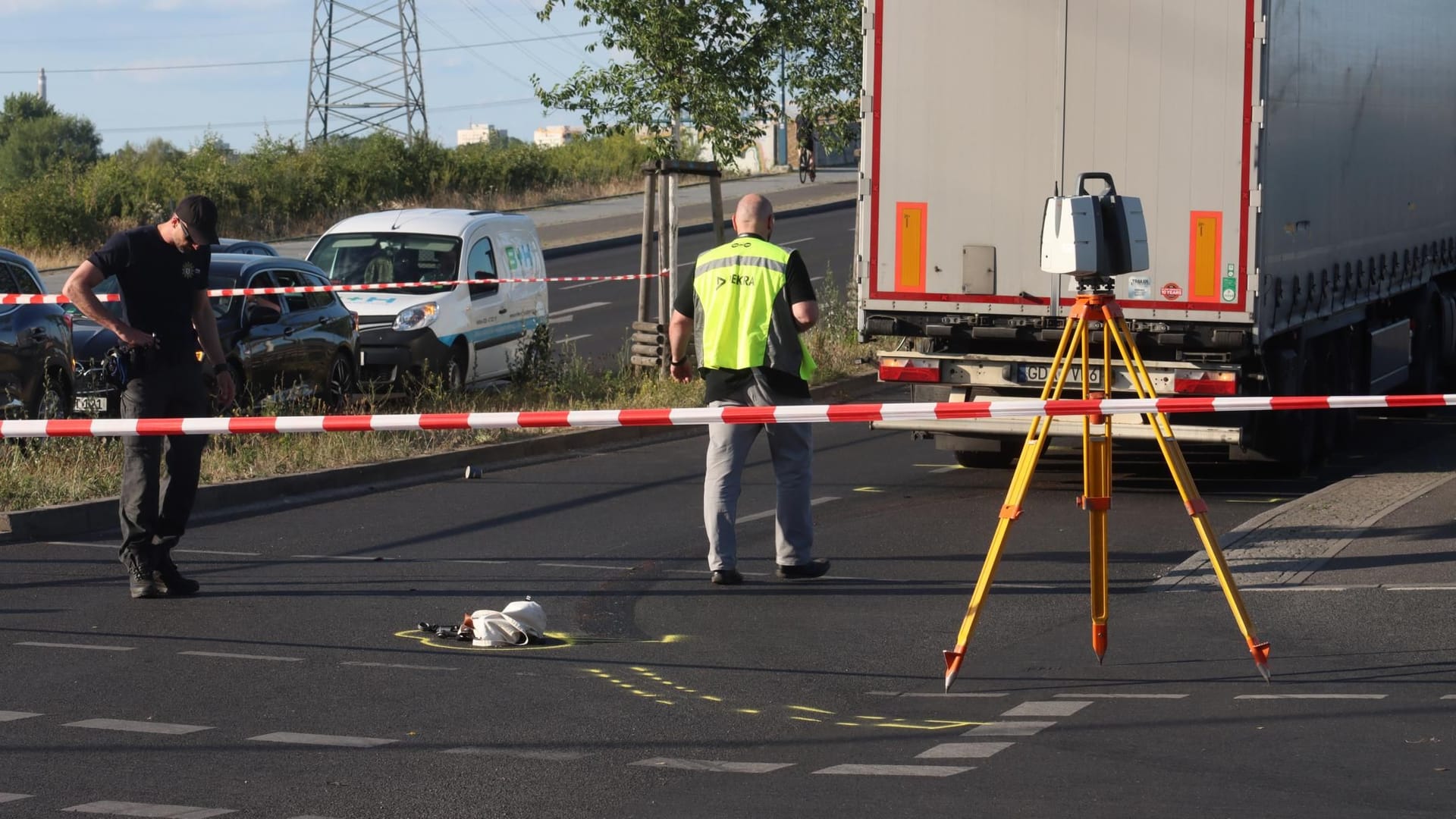 Die gesperrte Unfallstelle: Zeugen waren der Schwerstverletzten zu Hilfe geeilt.