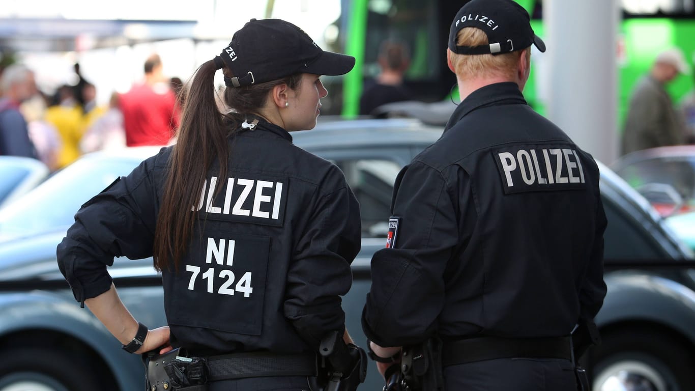 Tag der Niedersachsen (Archivbild): Zwei Polizisten sorgen für Sicherheit beim Kulturfest.
